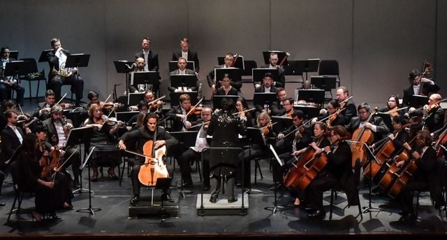 Grammy Award-winning cellist Zuill Baily performs Antonin Dvorak’s “Cello Concert in B minor” on with the orchestra during the March 25 performance. 